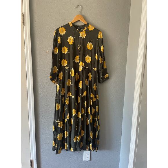 Madewell Button-Front Tier Dress in‎ Fall Flowers

T0417 - Picture 6 of 10